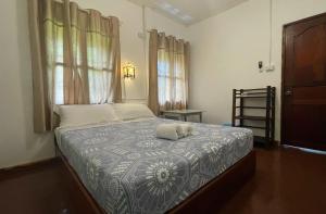 un dormitorio con una cama con un animal de peluche en Moukdavan Guesthouse, en Luang Prabang