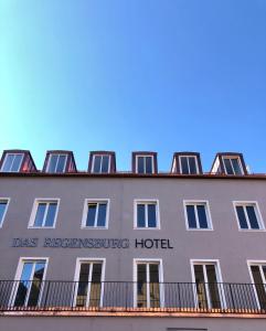 レーゲンスブルクにあるHotel Das Regensburgのダス冷蔵ホテルの看板が建つ建物