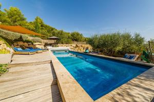 uma piscina com água azul num quintal em O PATIO DU MAS em Callas