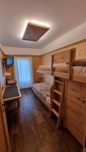 1 dormitorio con literas en una cabaña en Hotel Villa Gaia, en Cortina dʼAmpezzo