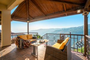 balkon z widokiem na góry w obiekcie Courtyard Villa by Hillstaytion,com w mieście Panchgani