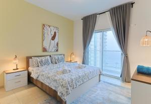 מיטה או מיטות בחדר ב-EliteRetreat - SeaView - Gym & Pool Access - Reem Island