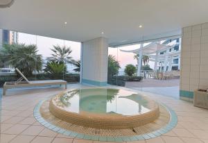 בריכת השחייה שנמצאת ב-EliteRetreat - SeaView - Gym & Pool Access - Reem Island או באזור