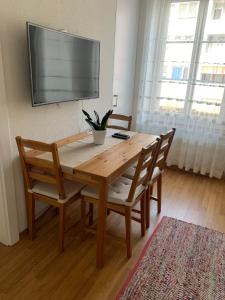 En tv och/eller ett underhållningssystem på 2 Zimmer Appartement mit eigenem Bad und Küche