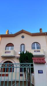 una casa con una puerta delante de ella en ALTA, en Bourg-lès-Valence