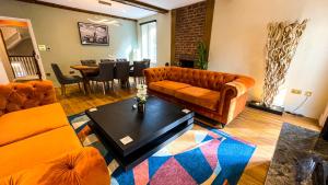 Телевизия и/или развлекателен център в The Coach House - Your luxury private Brighton getaway with private parking