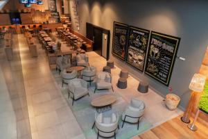 - une vue de tête sur un restaurant avec des tables et des chaises dans l'établissement Novotel Curitiba Batel, à Curitiba