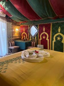 ein Zimmer mit einem Bett mit rundem Objekt darauf in der Unterkunft Tente et Restaurant ElBey in Douz