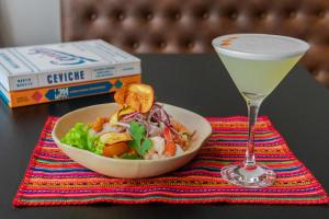 - un bol de salade et une boisson sur une table dans l'établissement Novotel Curitiba Batel, à Curitiba