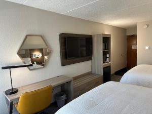 Holiday Inn Express & Suites Eden Prairie - Minneapolis, an IHG Hotel房間的床