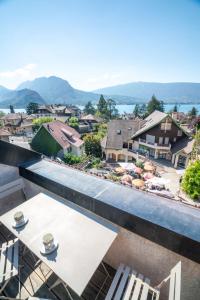 - un balcon offrant une vue sur la ville dans l'établissement Cabana & Au Coeur du Village, à Talloires