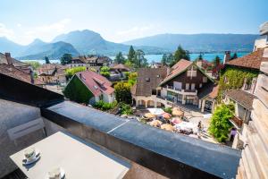 - une vue sur la ville depuis un bâtiment dans l'établissement Cabana & Au Coeur du Village, à Talloires