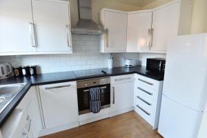 Una cocina o kitchenette en Luxury 2 BR Fully Furnished Flat in Crawley - 2 FREE Parking Spaces