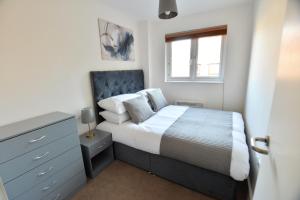 Una cama o camas en una habitación de Luxury 2 BR Fully Furnished Flat in Crawley - 2 FREE Parking Spaces