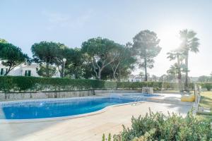 A piscina localizada em Falésia Cliff Apartment by The Portuguese Butler ou nos arredores