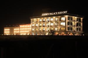 um edifício iluminado à noite com luzes em Krown Palace Resort em Silvassa