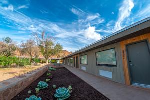 een gebouw met een tuin met cactussen in de tuin bij Marble Canyon Lodge in Marble Canyon