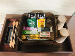 um cesto sobre uma mesa com pacotes e utensílios em Kajitsu no mori - Vacation STAY 53781v em Ichinoseki