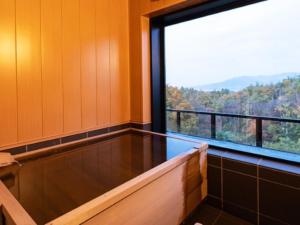 uma sala de vapor com uma grande janela com vista em Kajitsu no mori - Vacation STAY 53781v em Ichinoseki