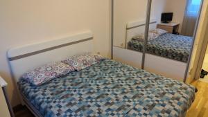 um quarto com 2 beliches e um espelho em Guest House Mikeli (BESPL. DORUCAK)-(FREE BREAKFAST) em Podgorica