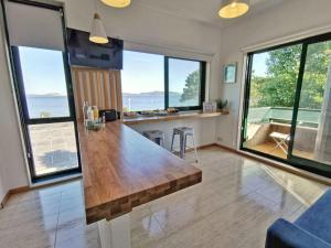 cocina con encimera y vistas al océano en apartamento Vigo Samil, en Vigo