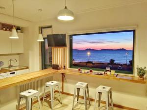 cocina con ventana grande con vistas al océano en apartamento Vigo Samil, en Vigo