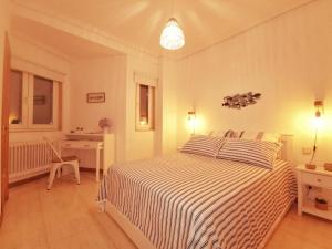 Habitación blanca con cama y escritorio en apartamento Vigo Samil, en Vigo