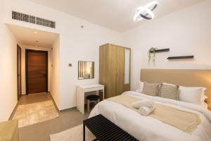 A bed or beds in a room at Luxury Brand New 1BD Apt in AJMAN FREE Parking NEAR Beach