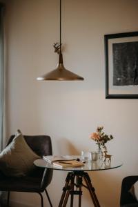 Habitación con mesa, lámpara y silla en Salzbergalm, en Berchtesgaden