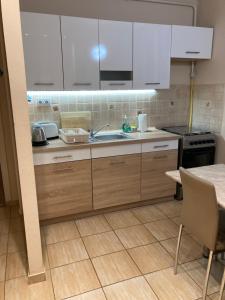 Una cocina o kitchenette en Center One Apartman