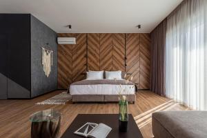 - une chambre avec un lit et un mur en bois dans l'établissement Didukh Eco Hotel&Spa, à Bukovel