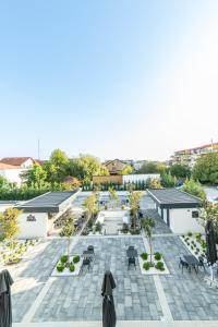 una vista sul soffitto di un patio con tavoli e sedie di ZET Hotel a Timişoara