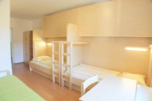 1 dormitorio con litera, escritorio y mesa en Jugendgästehaus St. Gilgen, en Sankt Gilgen