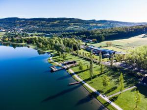 z widokiem na rzekę z dokiem w obiekcie JUFA Hotel Stubenbergsee w mieście Stubenberg