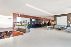 una hall di un hotel con divani e sedie di Hotel Best Front Maritim a Barcellona