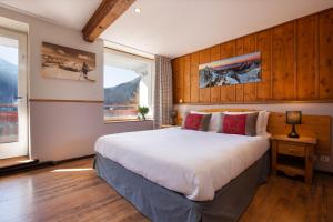 Ένα ή περισσότερα κρεβάτια σε δωμάτιο στο Chalet Hôtel La Sapinière