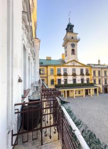 vista su un edificio con torre dell'orologio di Apartament Cesarski a Cieszyn