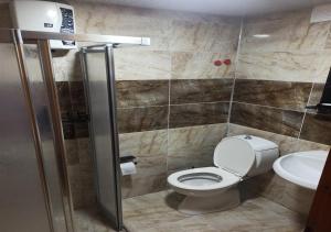 La salle de bains est pourvue de toilettes et d'un lavabo. dans l'établissement Agon Boutique Hotel, à Kemer