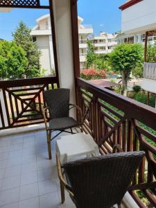 - un balcon avec des chaises et des tables dans un bâtiment dans l'établissement Agon Boutique Hotel, à Kemer