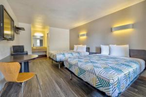 Giường trong phòng chung tại Motel 6-Bryan, TX - College Station