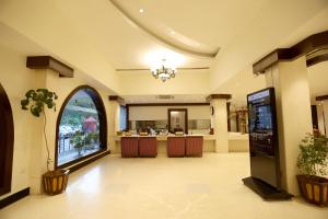 Habitación grande con cocina y ventana grande. en Breeze Residency, en Tiruchchirāppalli