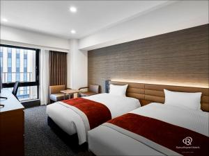 Giường trong phòng chung tại Daiwa Roynet Hotel KOBE-SANNOMIYA PREMIER