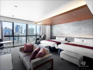 Giường trong phòng chung tại Daiwa Roynet Hotel KOBE-SANNOMIYA PREMIER