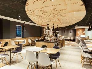 een restaurant met tafels en stoelen en een bar bij ibis Edinburgh Centre Royal Mile – Hunter Square in Edinburgh