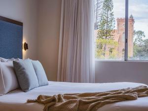 Mercure Centro Port Macquarie tesisinde bir odada yatak veya yataklar