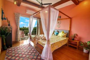 una camera con letto a baldacchino e balcone di Elsewhere Villa by Hill Staytion a Mahabaleshwar