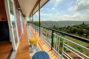 un balcone di una casa con vista sulle montagne di Elsewhere Villa by Hill Staytion a Mahabaleshwar