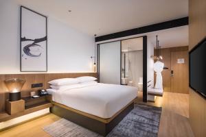 Ліжко або ліжка в номері Fairfield by Marriott Xi'an North Station