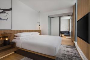 Ліжко або ліжка в номері Fairfield by Marriott Xi'an North Station