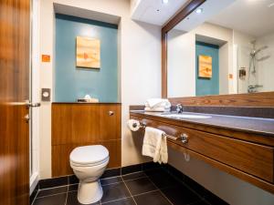 een badkamer met een toilet en een wastafel bij Chessington Hotel in Chessington